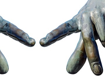 Immagine di statua bronzea raffigurante due mani. Particolare
